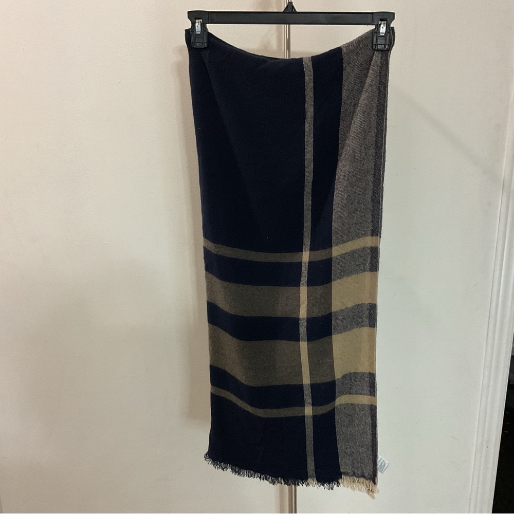 Banana Republic Wrap Shawl Scarf Navy Plaid Wool Blend Adult One Size NWT - Picture 2 of 8